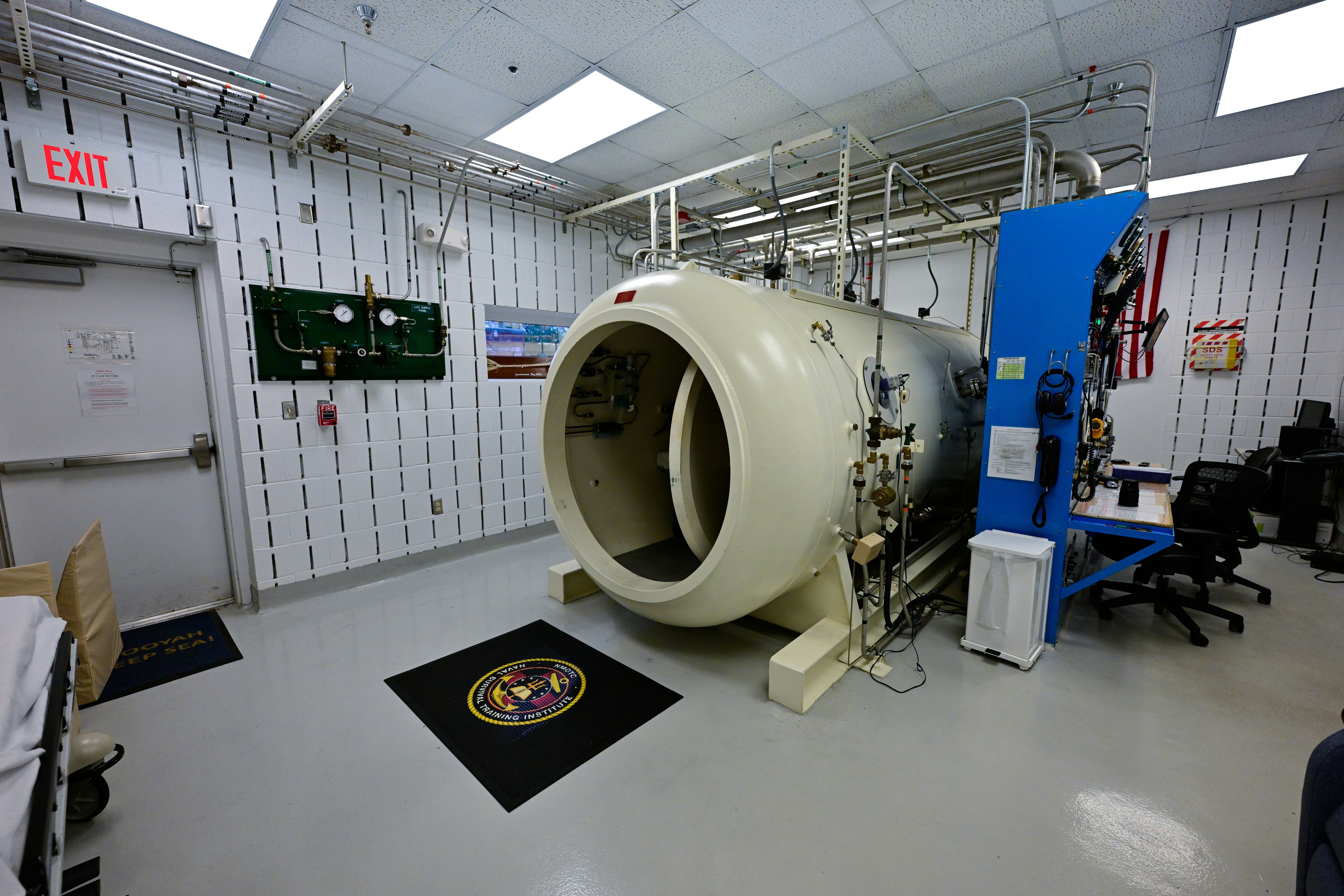 Hyperbaric oxygen chamber used to illustrate mild HBOT and oxygen therapy comparisons